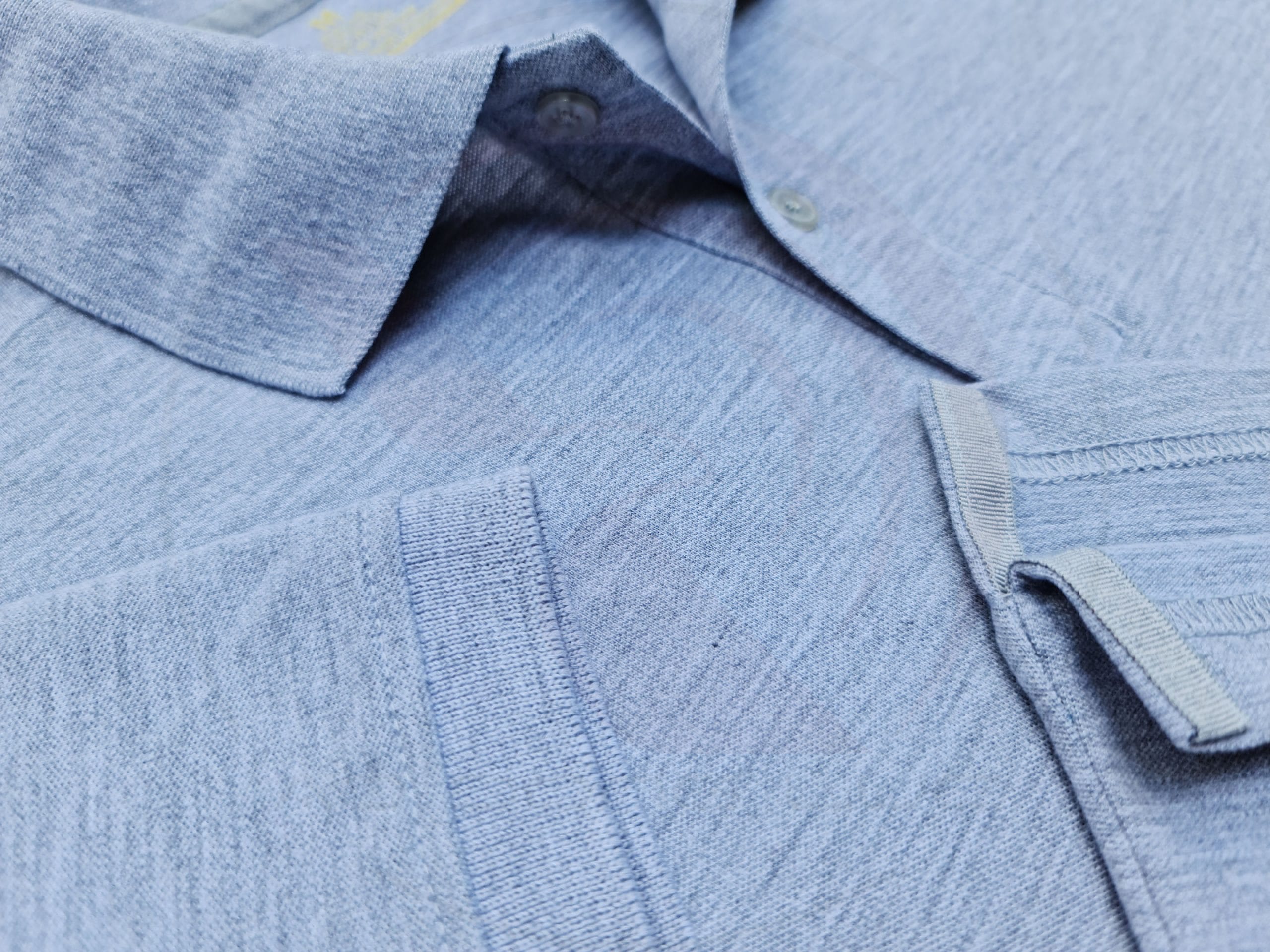 Chi tiết đường may áo thun cổ trụ polo bo trơn cá sấu lạnh màu xám tiêu