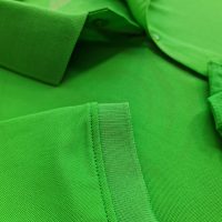 Chi tiết đường may và tà áo áo thun cổ trụ polo bo trơn xanh lá