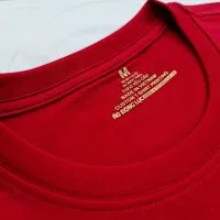 Chi tiết đường may và cổ áo áo thun cổ tròn ngắn tay cotton unisex màu đỏ đô