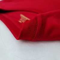 Chi tiết đường may móc xích cổ áo áo thun cổ tròn ngắn tay cotton unisex màu đỏ đô