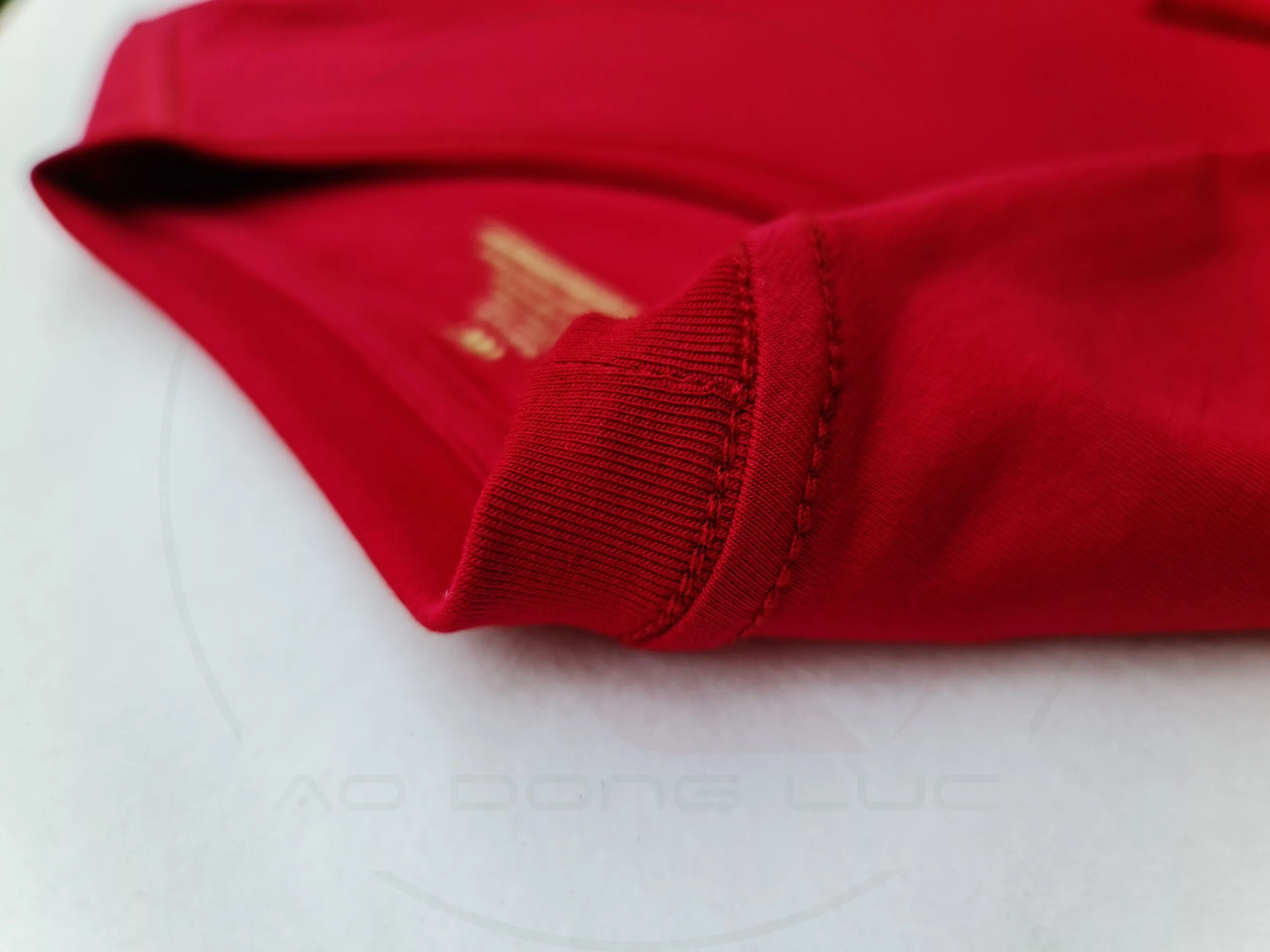 Chi tiết đường may móc xích cổ áo áo thun cổ tròn ngắn tay cotton unisex màu đỏ đô