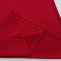 Chi tiết đường may và vạt áo áo thun cổ tròn ngắn tay cotton unisex màu đỏ đô