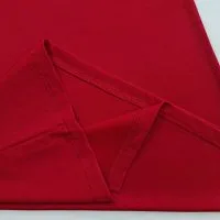 Chi tiết đường may và vạt áo áo thun cổ tròn ngắn tay cotton unisex màu đỏ đô