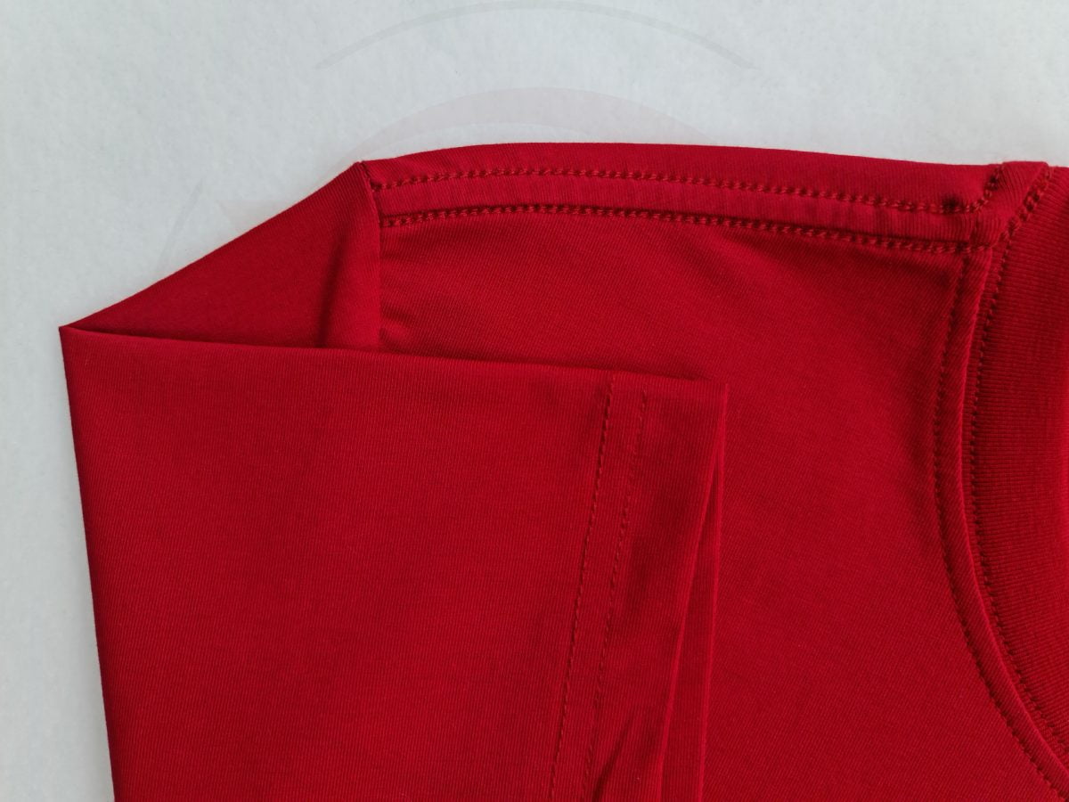 Chi tiết đường may móc xích cổ áo áo thun cổ tròn ngắn tay cotton unisex màu đỏ đô