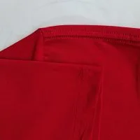 Chi tiết đường may móc xích cổ áo áo thun cổ tròn ngắn tay cotton unisex màu đỏ đô