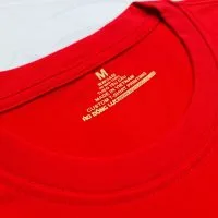 Chi tiết đường may và cổ áo áo thun cổ tròn ngắn tay cotton unisex màu đỏ tươi