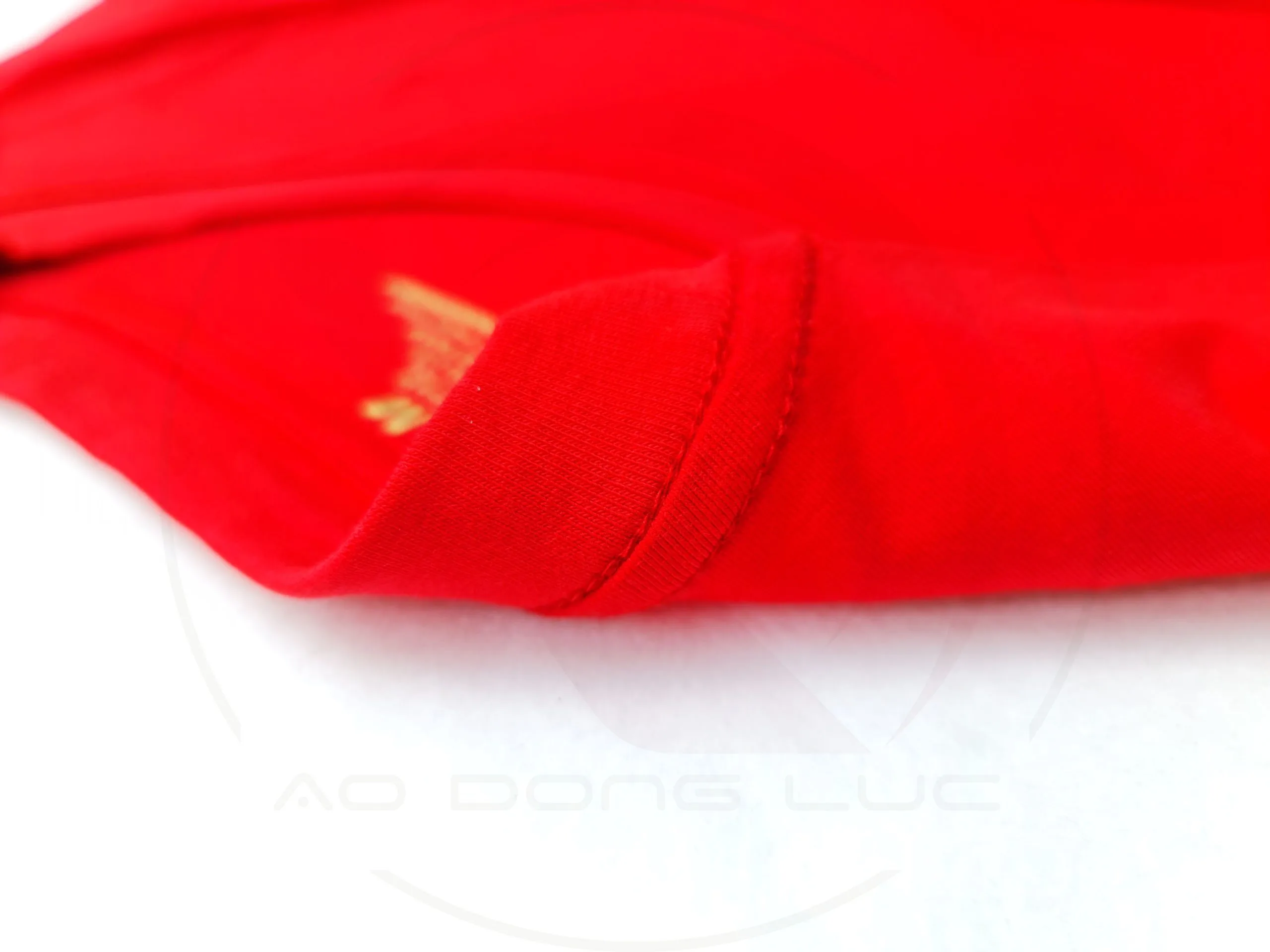 Chi tiết đường may móc xích cổ áo áo thun cổ tròn ngắn tay cotton unisex đỏ tươi
