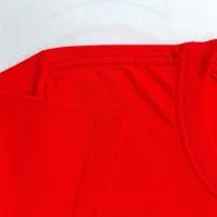 Chi tiết đường may móc xích áo thun cổ tròn ngắn tay cotton unisex màu đỏ tươi