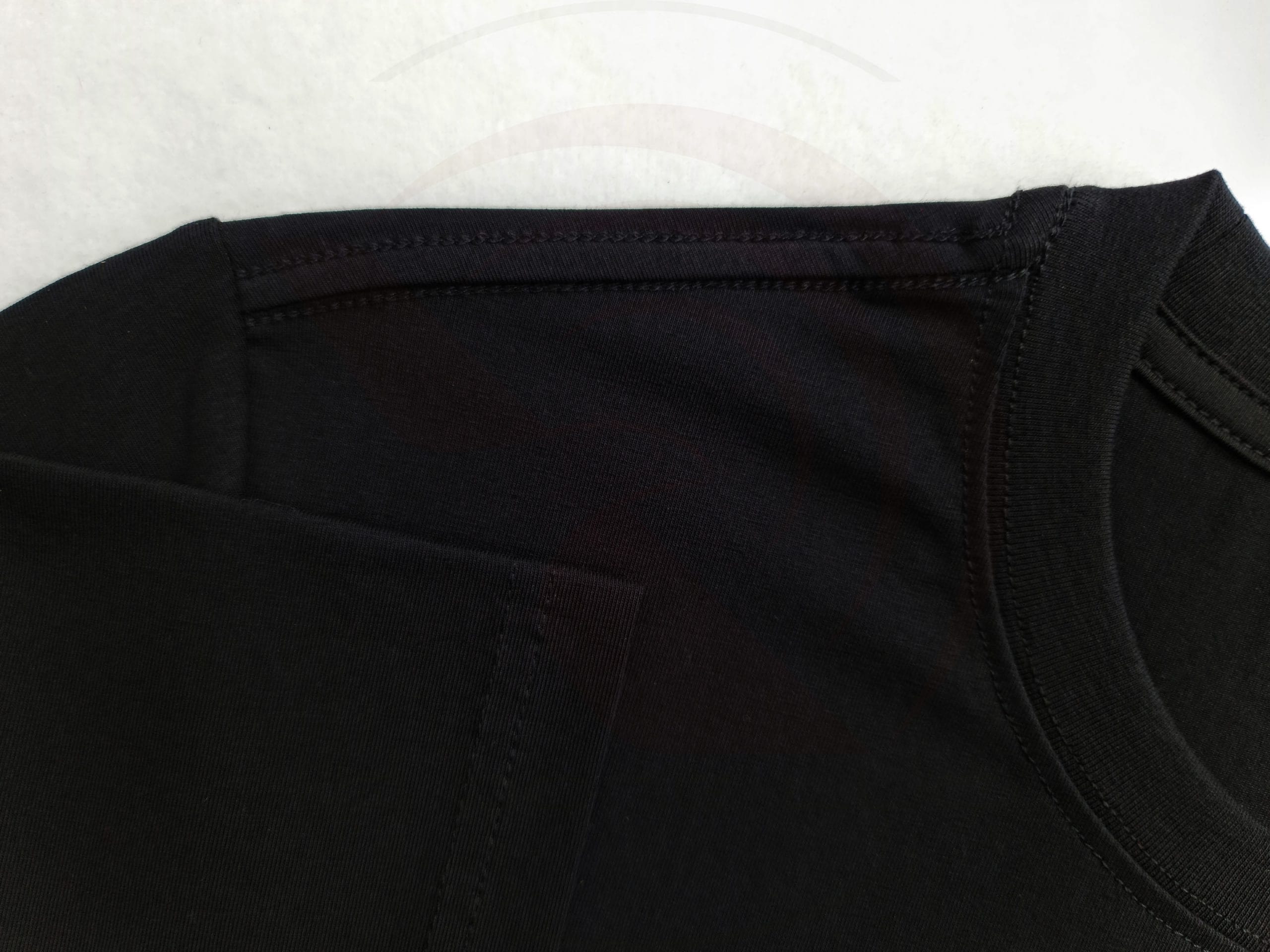 Chi tiết đường may móc xích áo thun cổ tròn ngắn tay cotton unisex màu đen