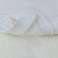 Chi tiết đường may móc xích cổ áo áo thun cổ tròn ngắn tay cotton unisex màu trắng