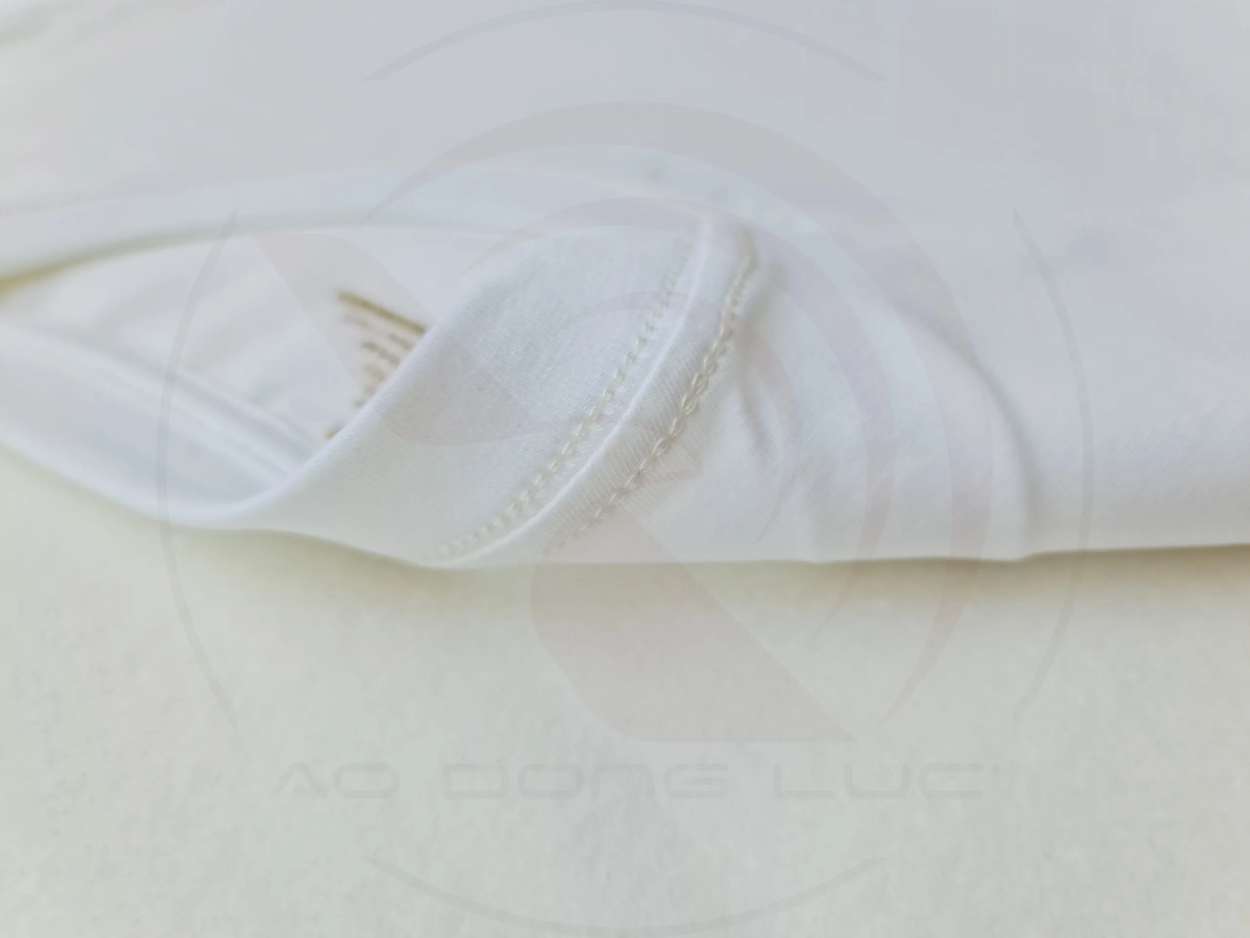Chi tiết đường may móc xích cổ áo áo thun cổ tròn ngắn tay cotton unisex màu trắng