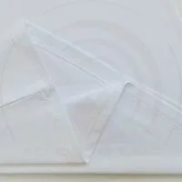 Chi tiết đường may và vạt áo áo thun cổ tròn ngắn tay cotton unisex màu trắng