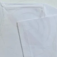 Chi tiết đường may móc xích áo thun cổ tròn ngắn tay cotton unisex màu trắng