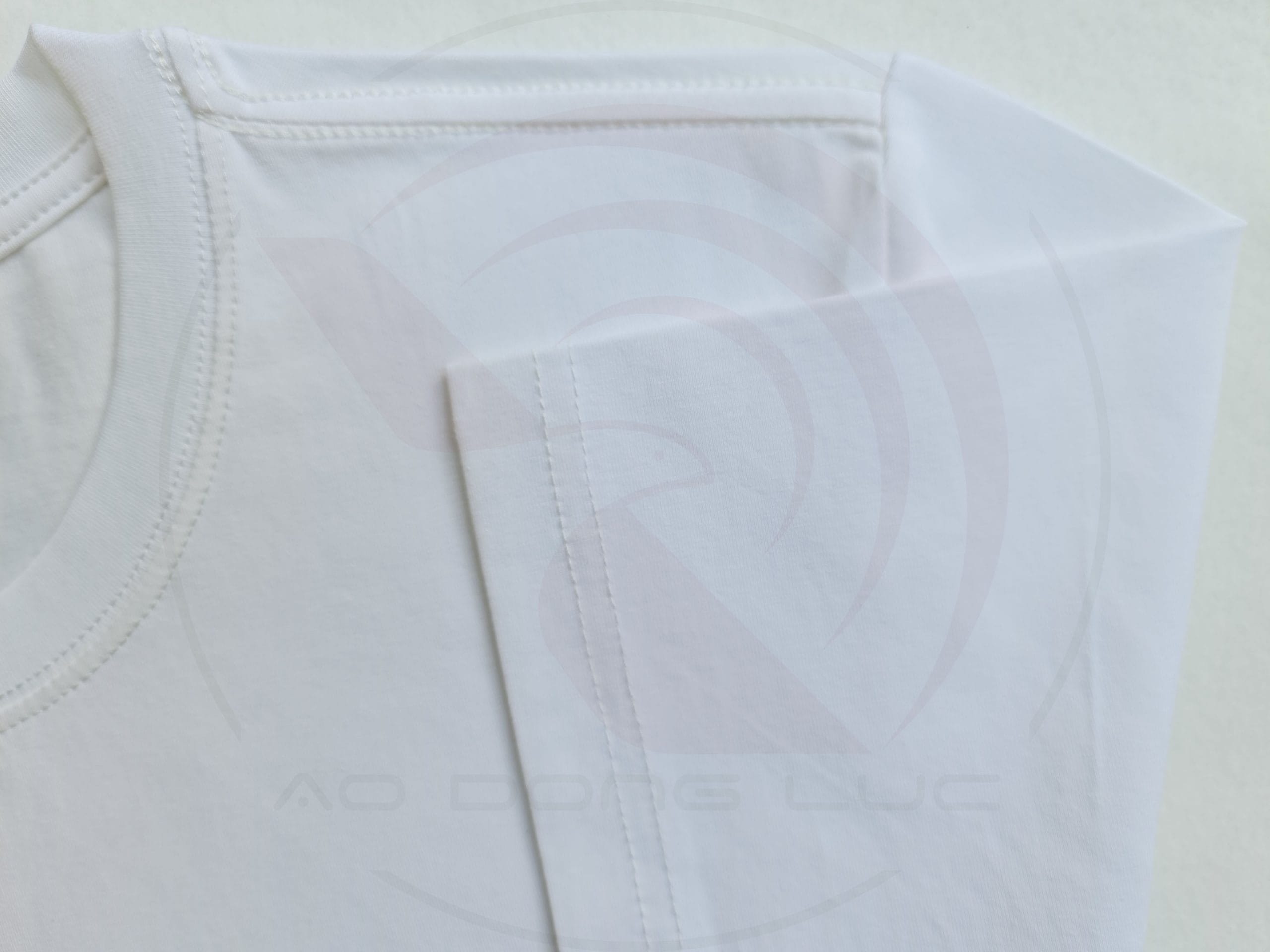 Chi tiết đường may móc xích áo thun cổ tròn ngắn tay cotton unisex màu trắng