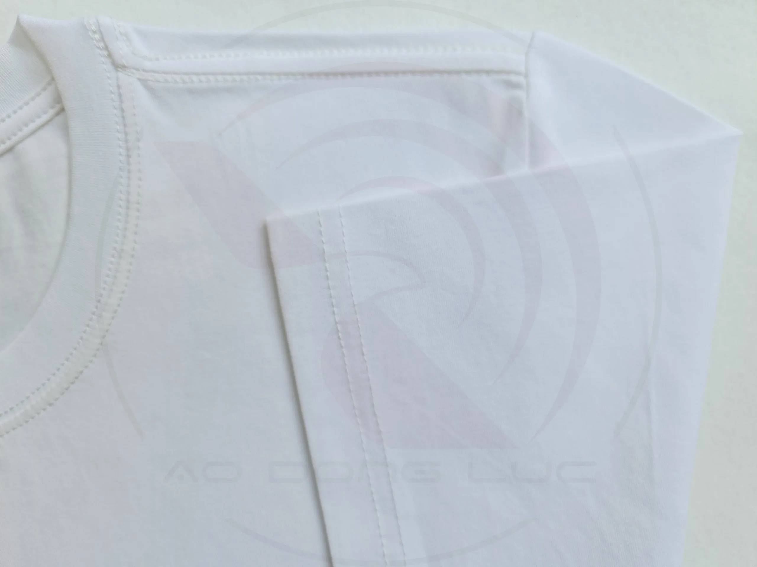 Chi tiết đường may móc xích áo thun cổ tròn ngắn tay cotton unisex màu trắng