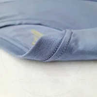 Chi tiết đường may móc xích cổ áo áo thun cổ tròn ngắn tay cotton unisex xám xanh