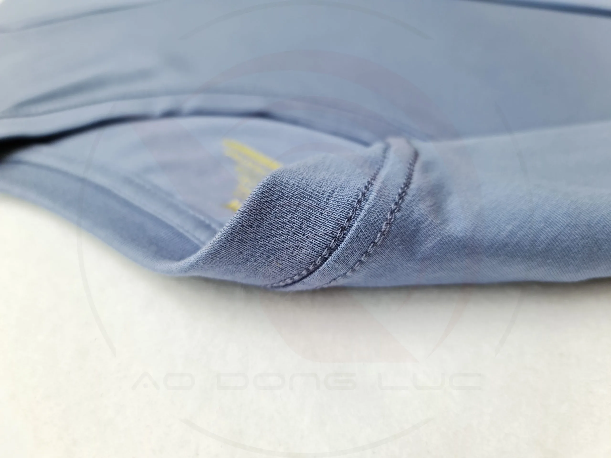Chi tiết đường may móc xích cổ áo áo thun cổ tròn ngắn tay cotton unisex xám xanh
