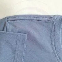 Chi tiết đường may và cổ áo áo thun cổ tròn ngắn tay cotton unisex màu xám xanh