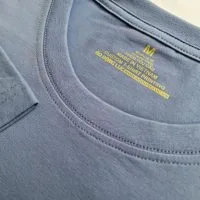 Chi tiết đường may và cổ áo áo thun cổ tròn ngắn tay cotton unisex màu xám xanh