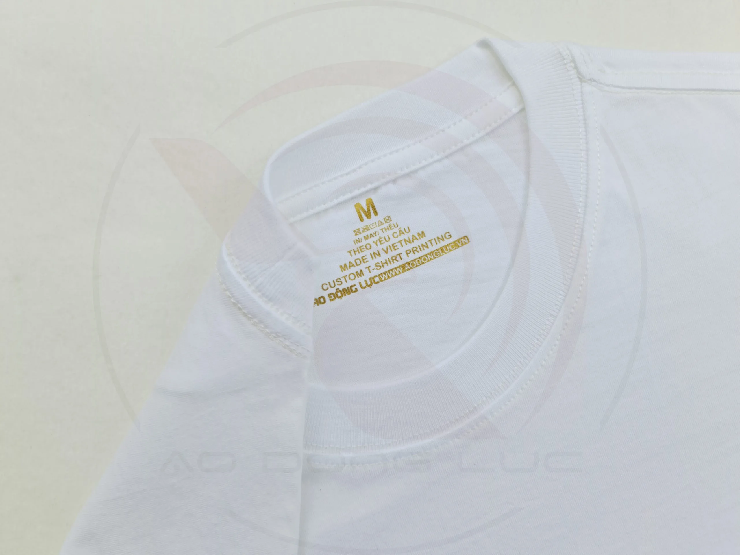 Chi tiết đường may và cổ áo áo thun cổ tròn tay lỡ cotton oversize màu trắng