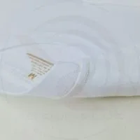 Chi tiết đường may móc xích cổ áo áo thun cổ tròn tay lỡ cotton oversize màu trắng