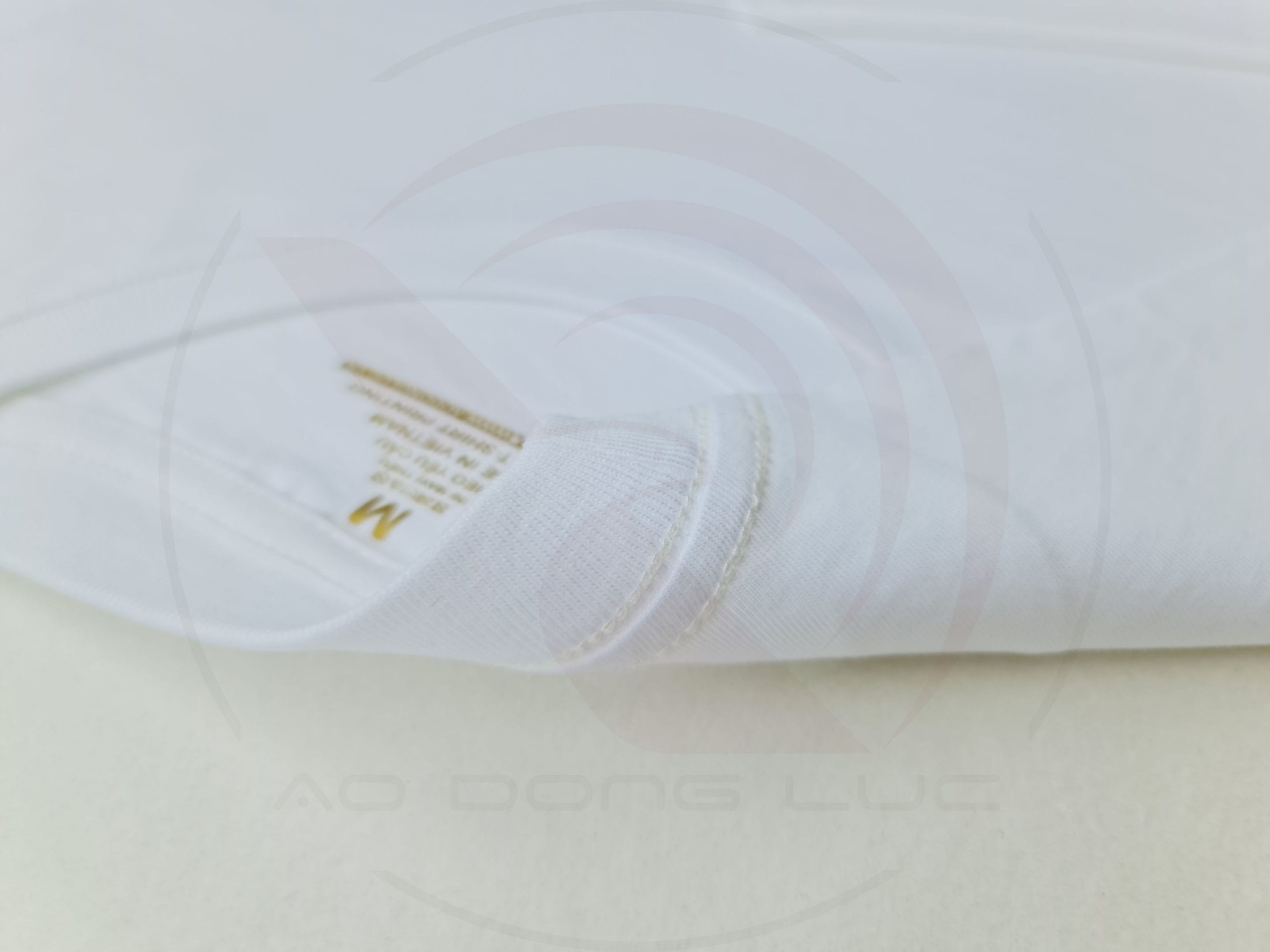 Chi tiết đường may móc xích cổ áo áo thun cổ tròn tay lỡ cotton oversize màu trắng