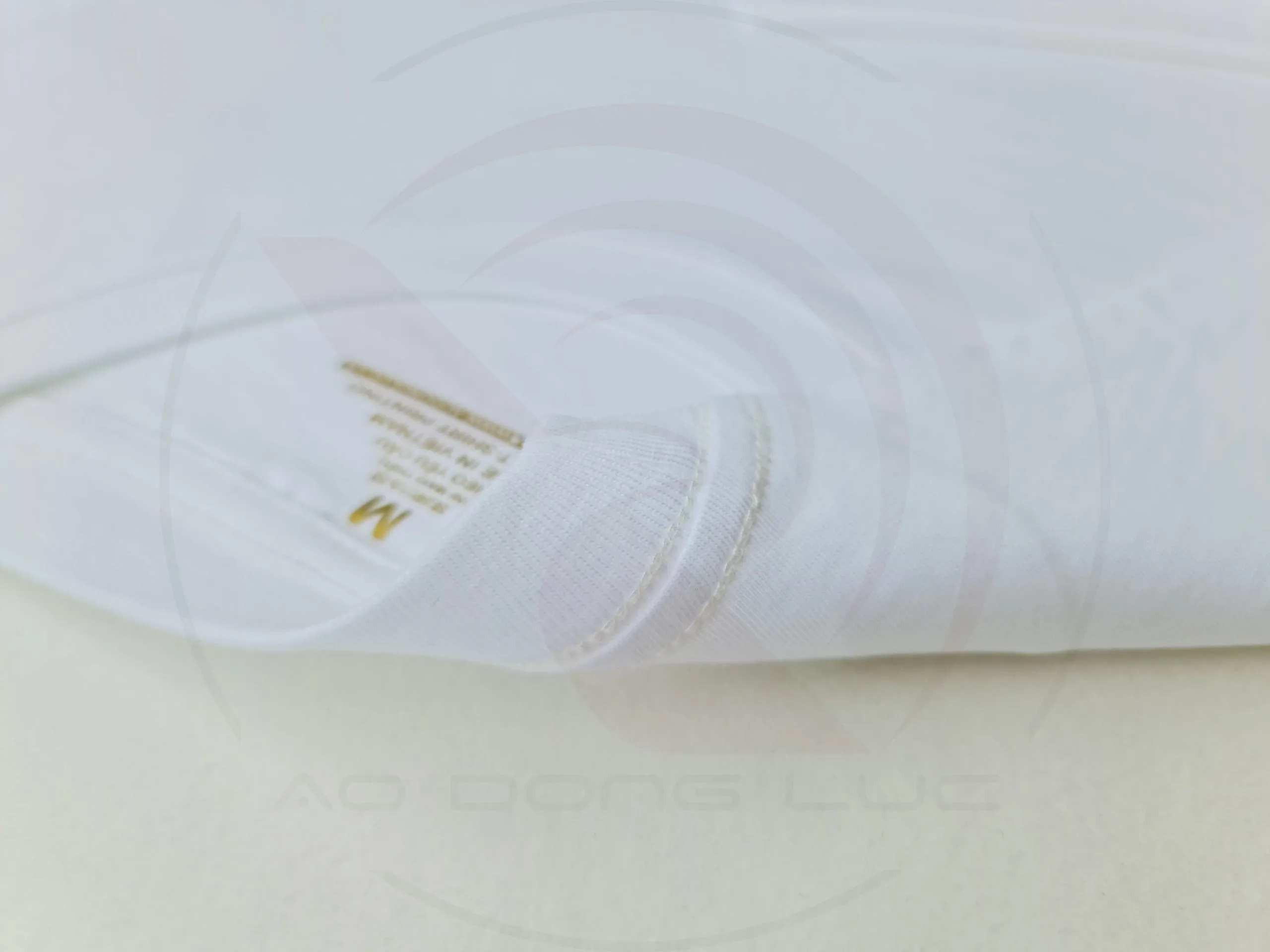 Chi tiết đường may móc xích cổ áo áo thun cổ tròn tay lỡ cotton oversize màu trắng