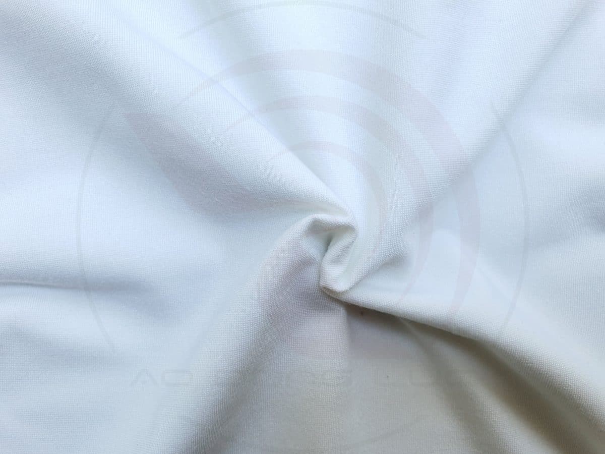Hình chụp cận cảnh chất vải áo thun cổ tròn ngắn tay supe unisex màu trắng