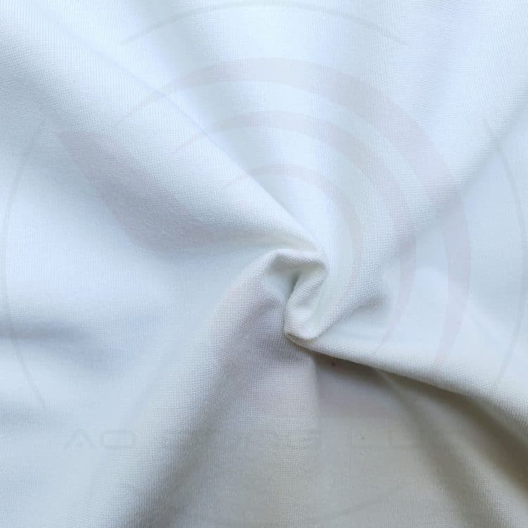 Hình chụp cận cảnh chất vải áo thun cổ tròn ngắn tay supe unisex màu trắng