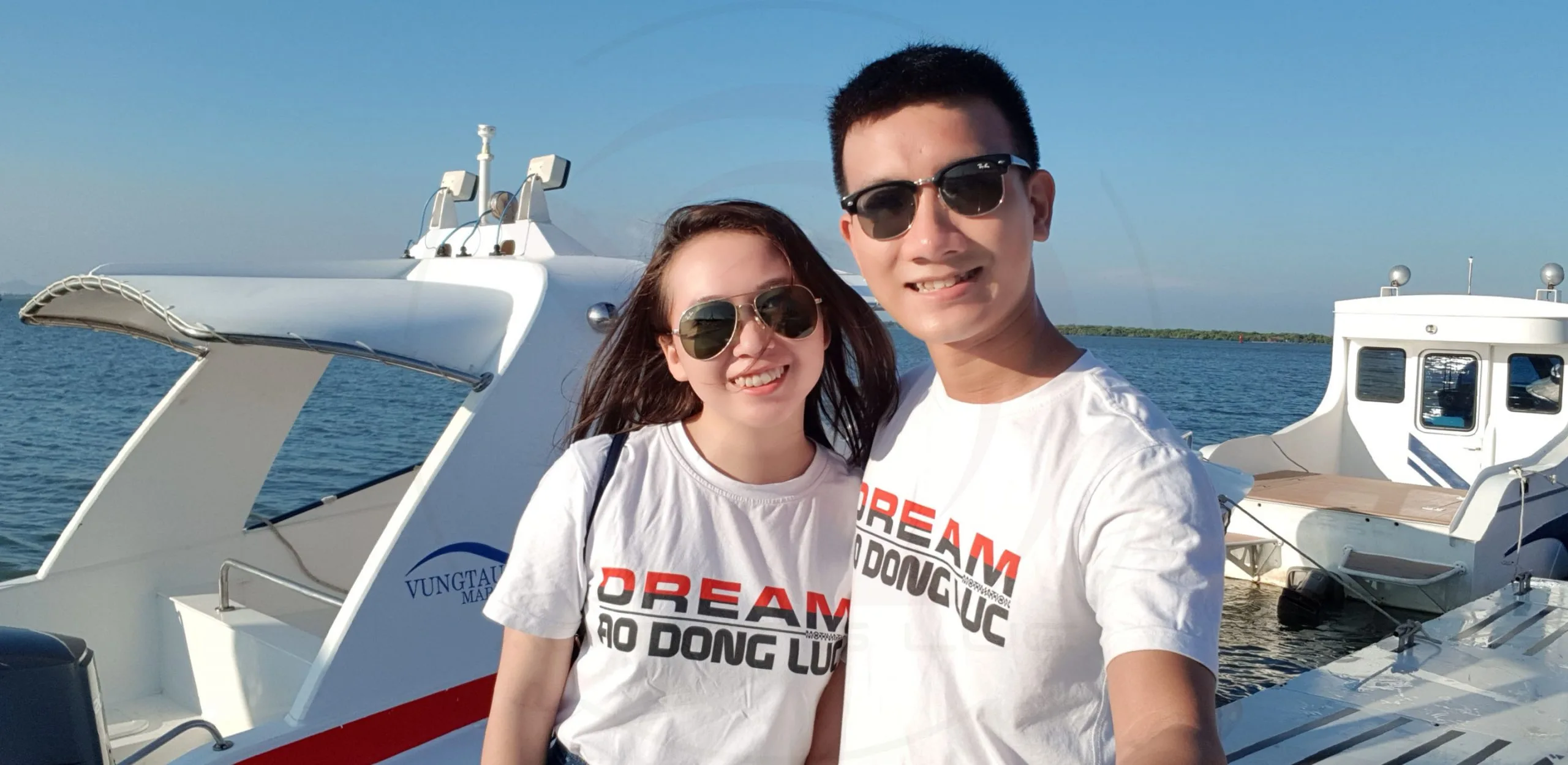 Áo đôi mẫu áo thun động lực cổ tròn ngắn tay unisex màu trắng in Dream