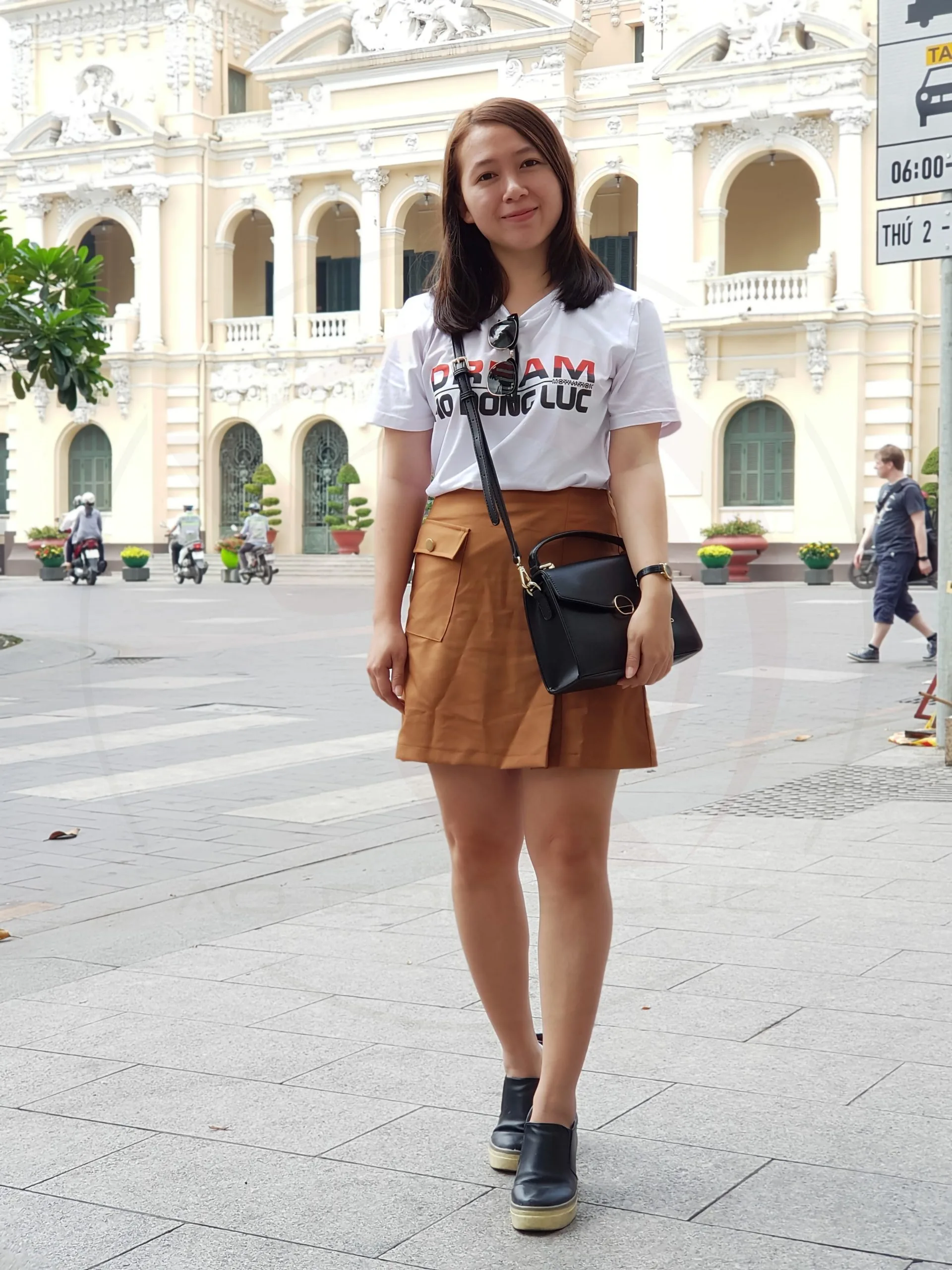 Mẫu áo thun động lực cổ tròn ngắn tay unisex in chữ Dream của Áo Động Lực (nữ mặc)