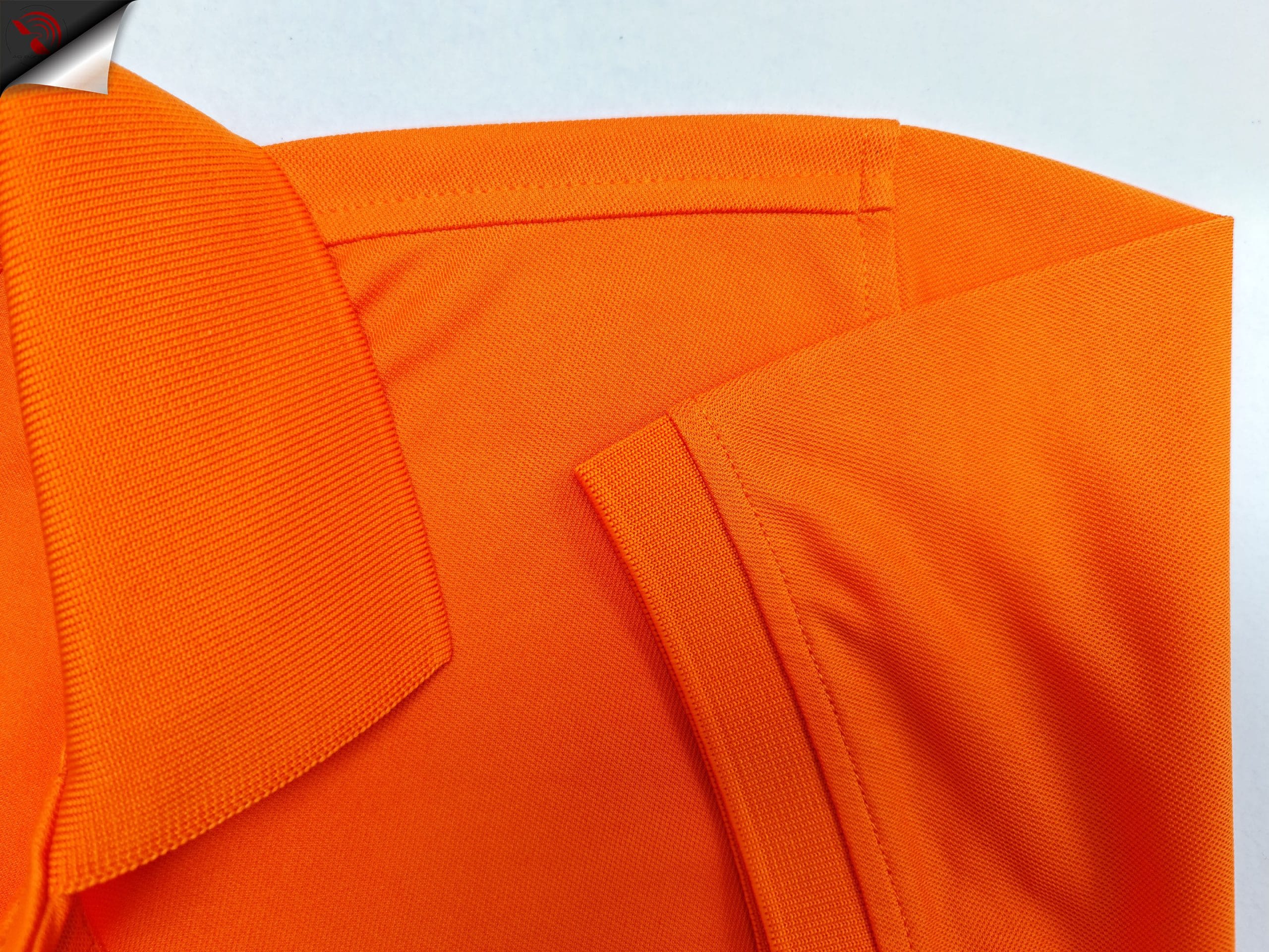 Chi tiết đường may kép mí cầu vai, nách, tay áo cổ trụ polo bo trơn cá sấu mè màu cam