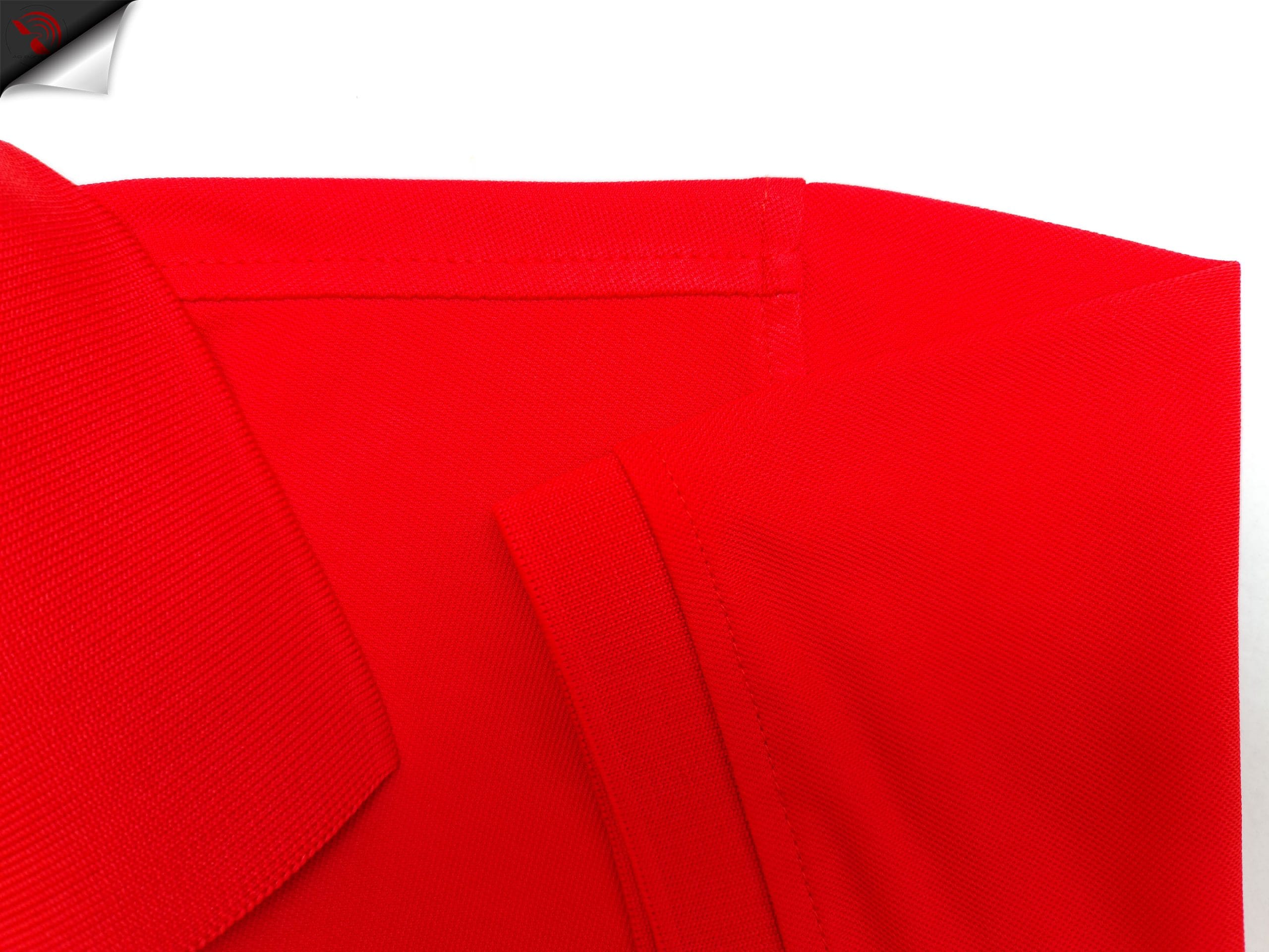 Chi tiết đường may kép mí cầu vai, nách, tay áo cổ trụ polo bo trơn cá sấu mè màu đỏ