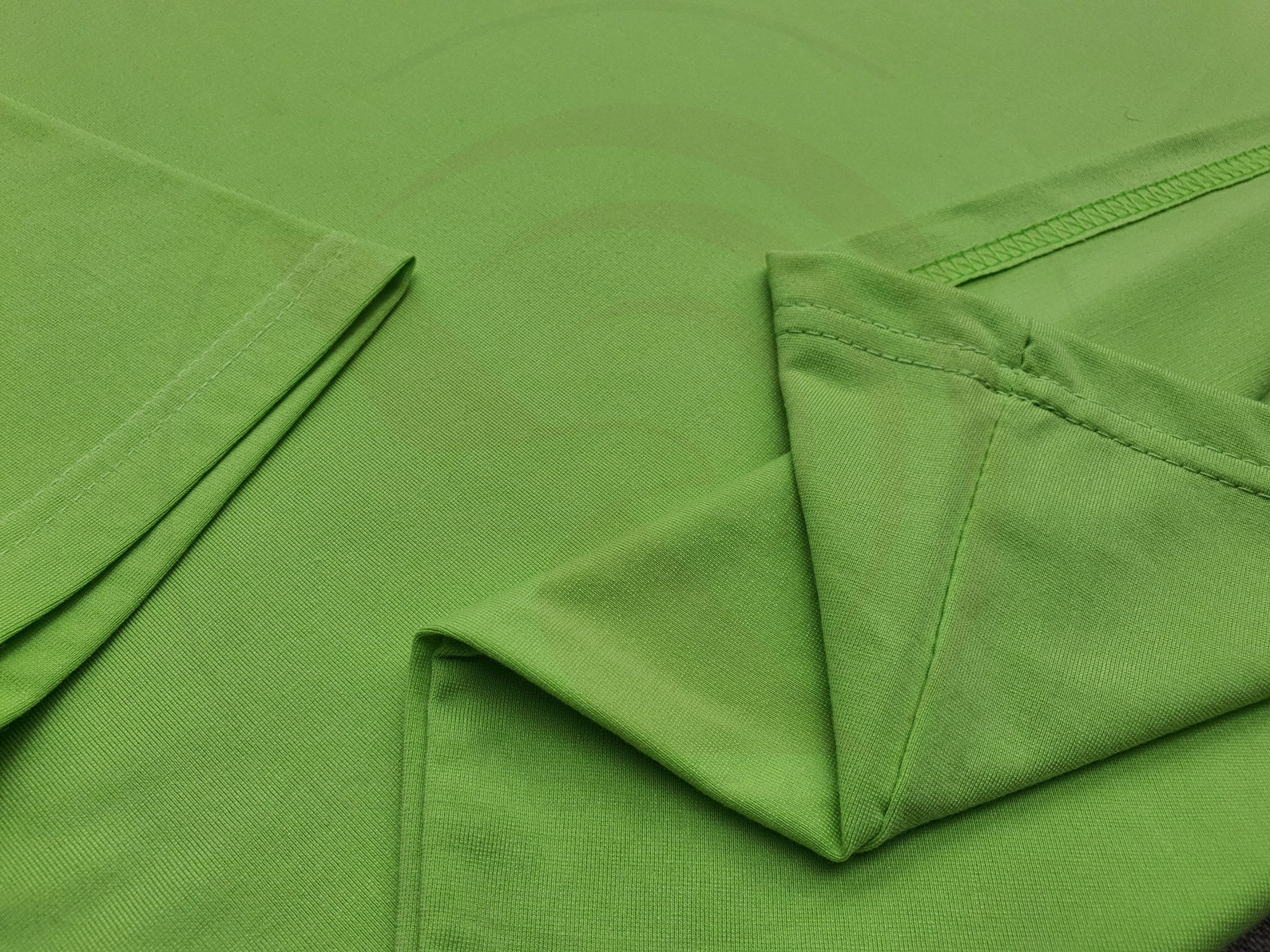 Chi tiết đường may và vạt áo áo thun cổ tròn ngắn tay supe unisex màu chuối già