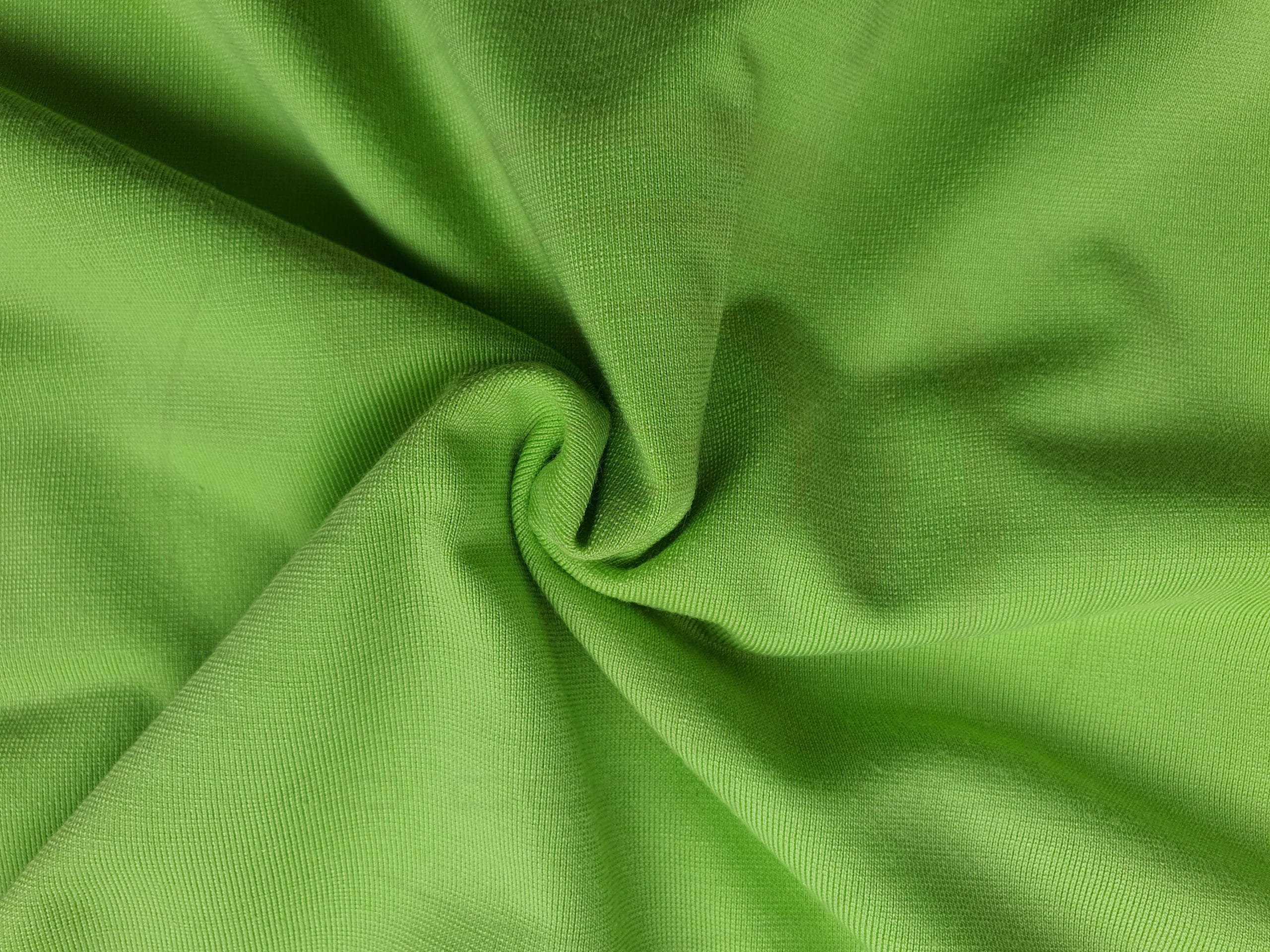 Hình chụp cận cảnh chất vải áo thun cổ tròn ngắn tay supe unisex màu chuối già