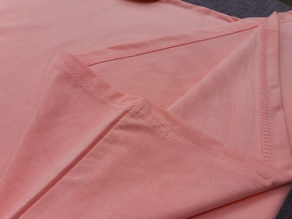 Chi tiết đường may và vạt áo áo thun cổ tròn ngắn tay supe unisex màu hồng dâu