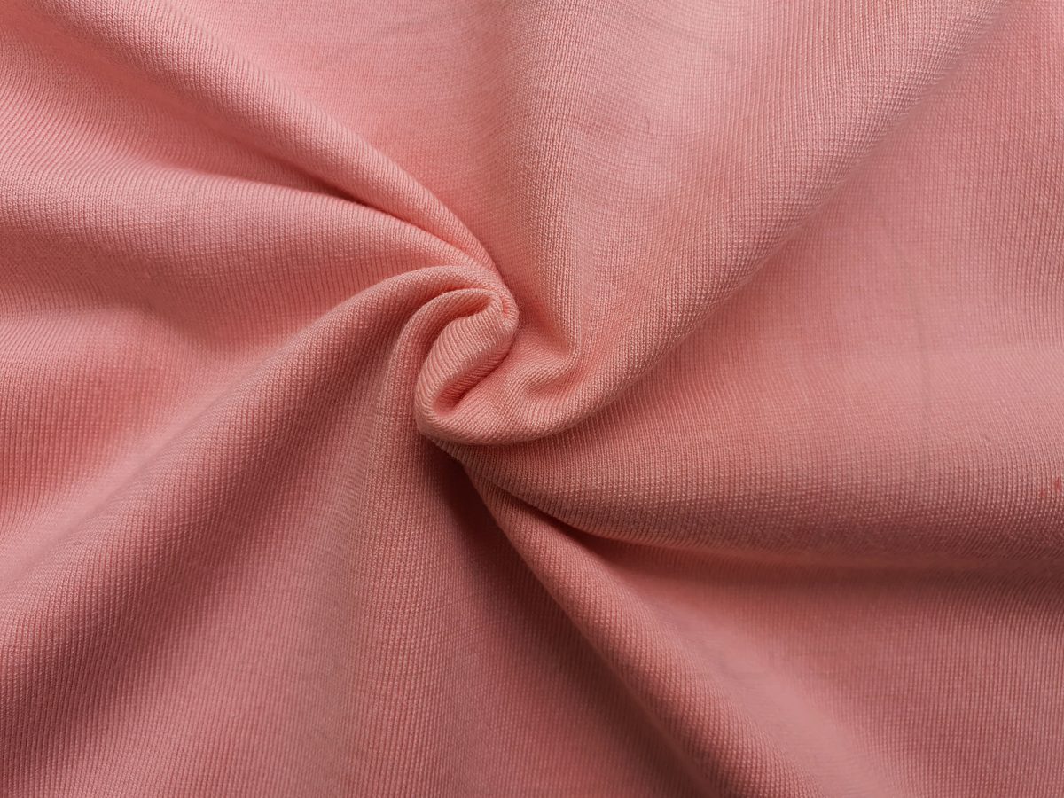 Hình chụp cận cảnh chất vải áo thun cổ tròn supe unisex màu hồng dâu