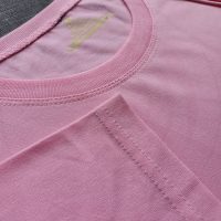 Hình chụp chi tiết đường may áo thun cổ tròn ngắn tay supe unisex màu hồng phấn