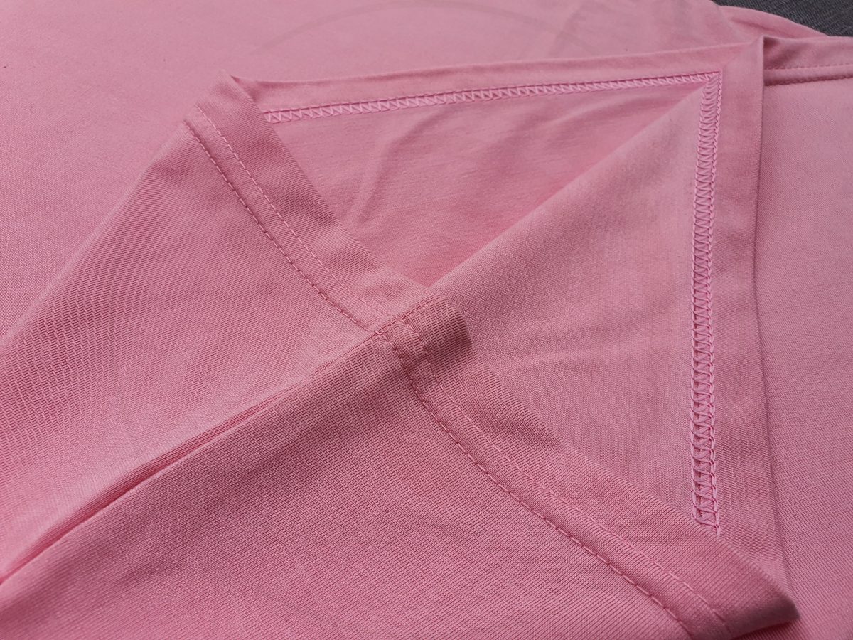 Chi tiết đường may và vạt áo áo thun cổ tròn ngắn tay supe unisex màu hồng ruốc
