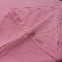 Chi tiết đường may và vạt áo áo thun cổ tròn ngắn tay supe unisex màu hồng ruốc