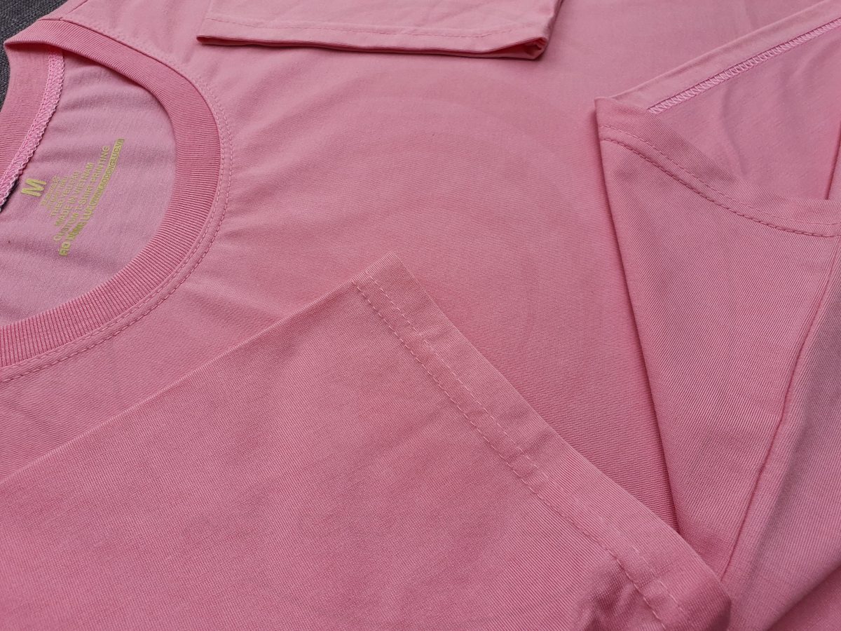 Hình chụp chi tiết đường may áo thun cổ tròn ngắn tay supe unisex màu hồng ruốc