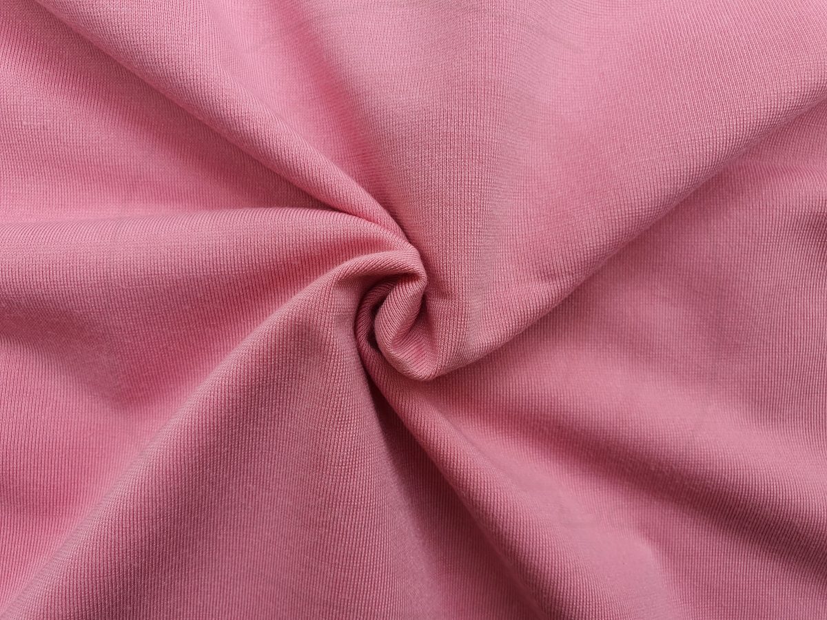 Hình chụp cận cảnh chất vải áo thun cổ tròn supe unisex màu hồng ruốc