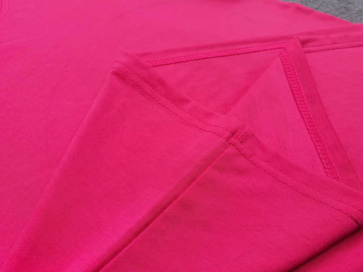 Chi tiết đường may và vạt áo áo thun cổ tròn ngắn tay supe unisex màu hồng sen