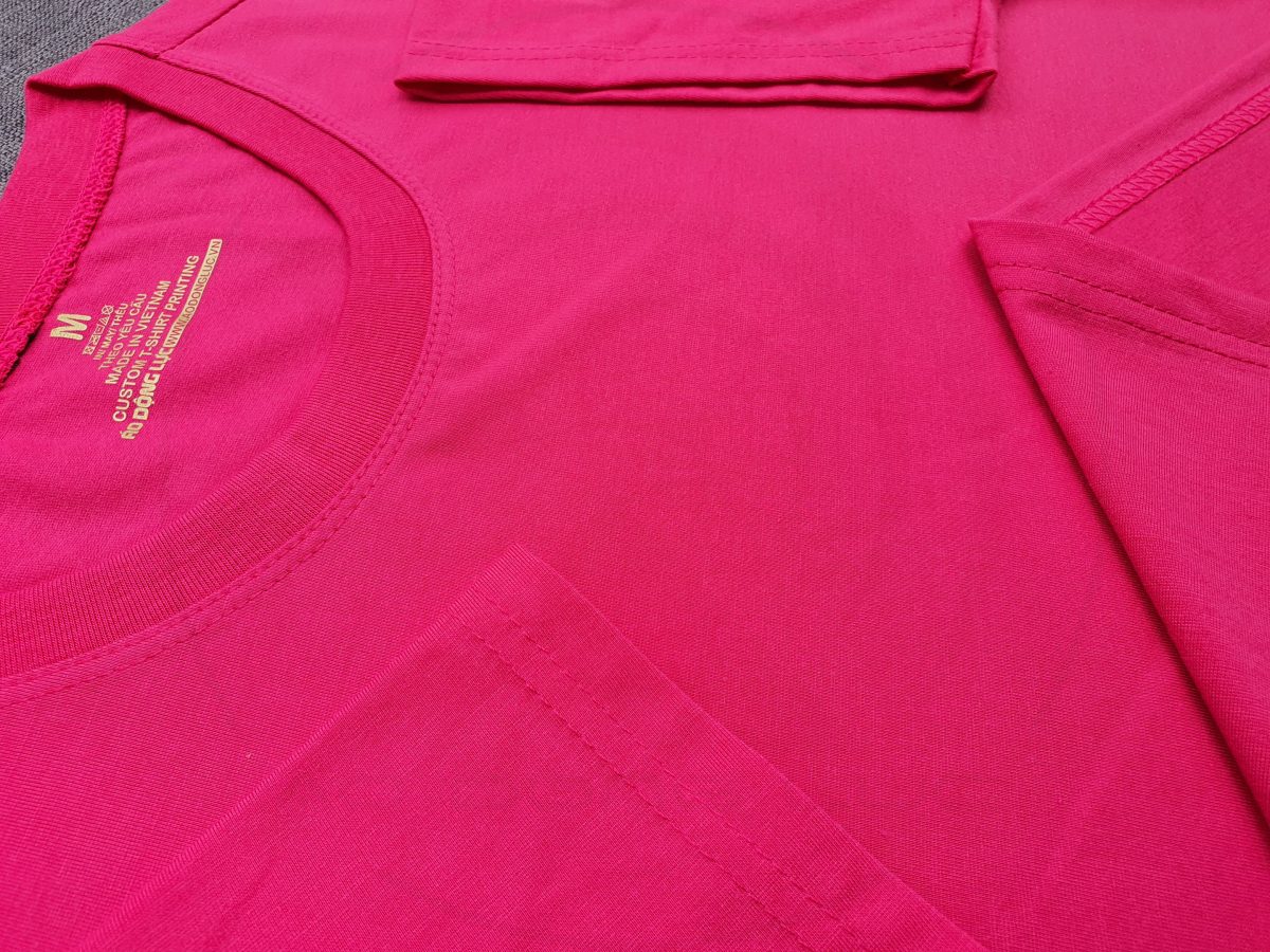 Hình chụp chi tiết đường may áo thun cổ tròn ngắn tay supe unisex màu hồng sen