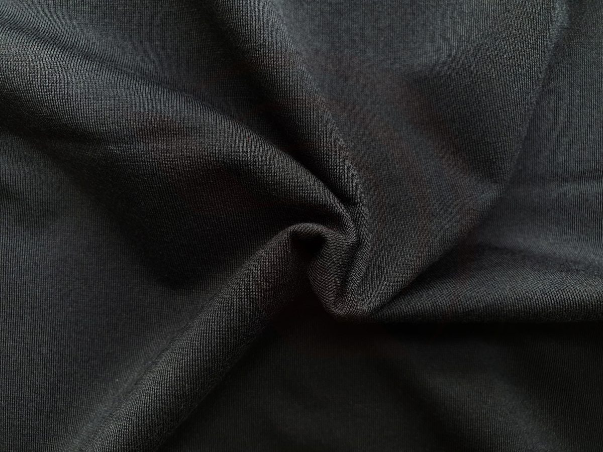 Hình chụp cận cảnh chất vải áo thun cổ tròn ngắn tay supe unisex màu đen