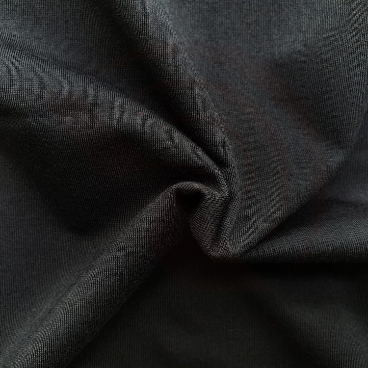 Hình chụp cận cảnh chất vải áo thun cổ tròn ngắn tay supe unisex màu đen