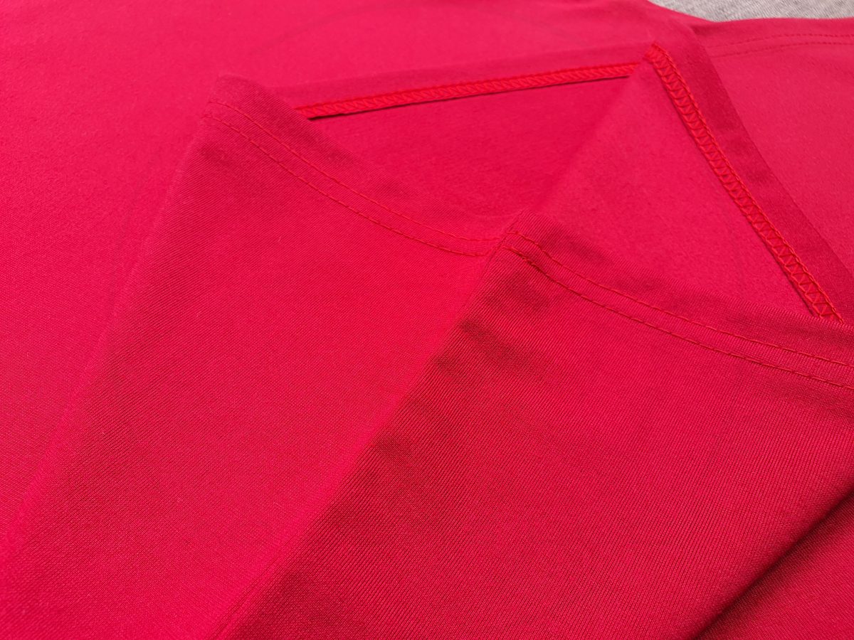 Hình chi tiết vạt áo áo thun cổ tròn ngắn tay supe unisex đỏ tươi