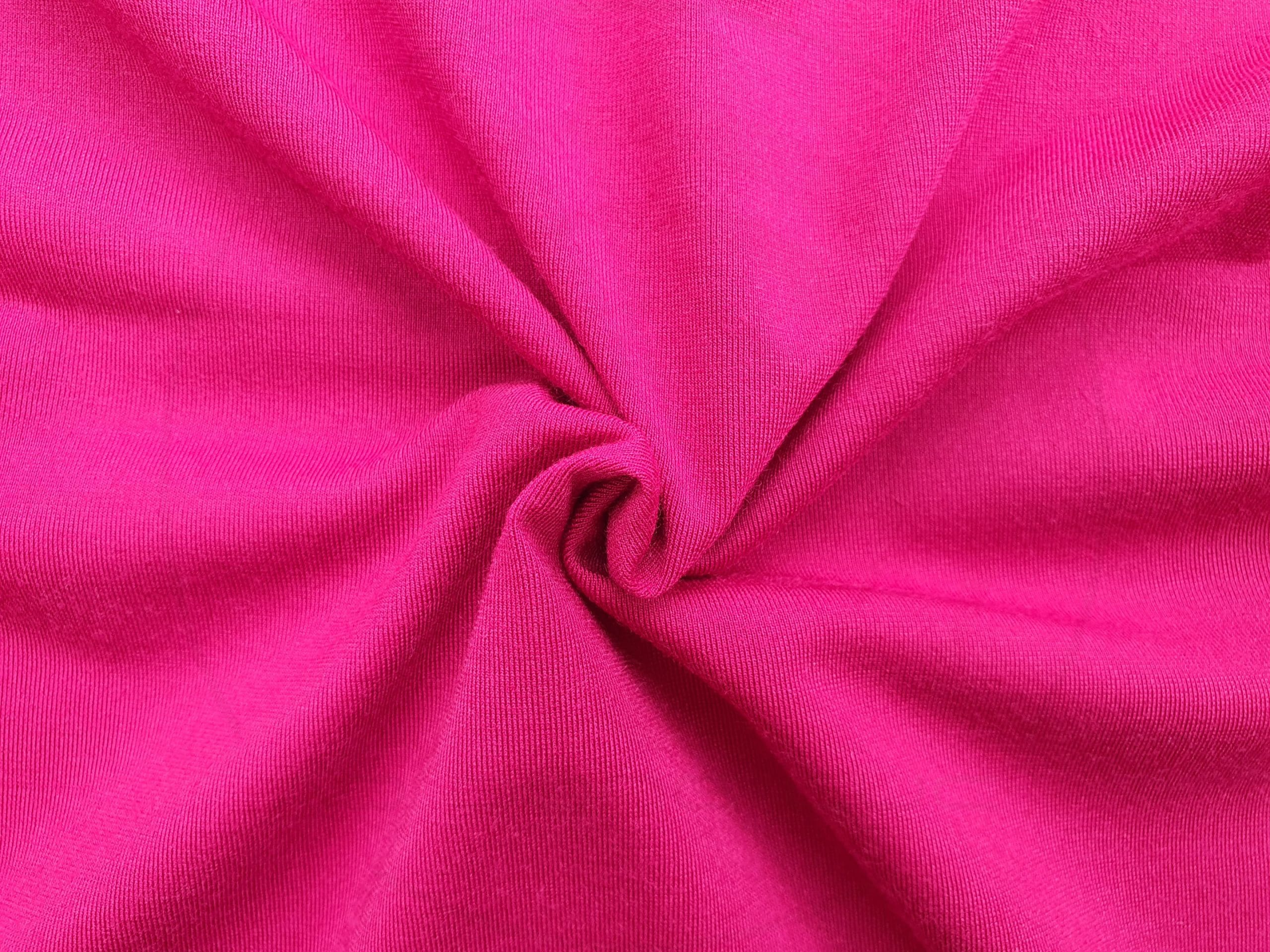 Hình chụp cận cảnh chất vải áo thun cổ tròn ngắn tay supe unisex hồng sen