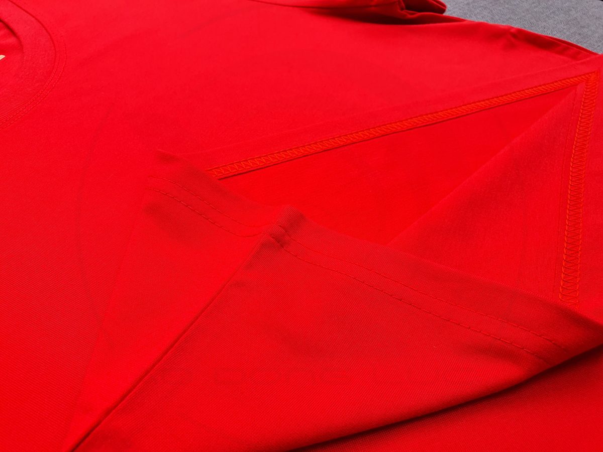 Hình chi tiết đường may và vạt áo áo thun cổ tròn ngắn tay supe unisex đỏ tươi