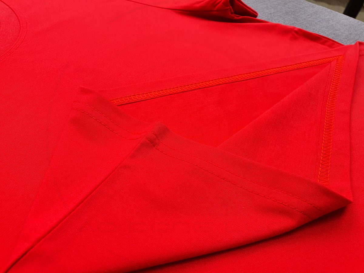 Hình chi tiết đường may và vạt áo áo thun cổ tròn ngắn tay supe unisex đỏ tươi